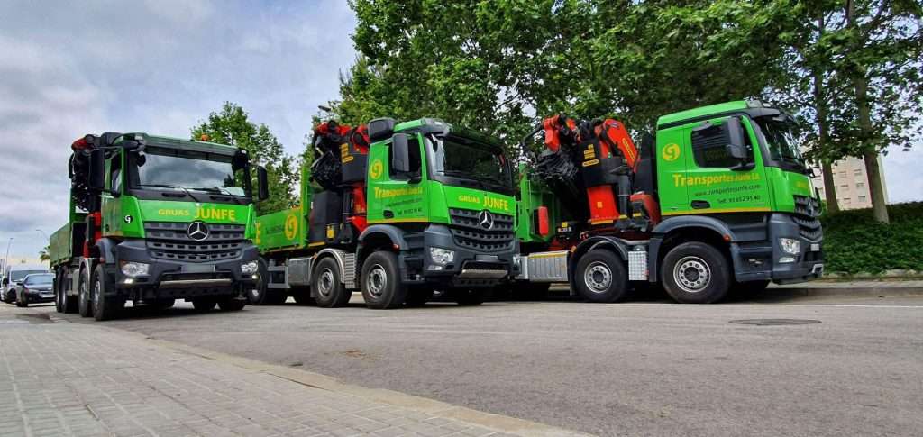 Cómo los camiones grúa agilizan proyectos en espacios reducidos